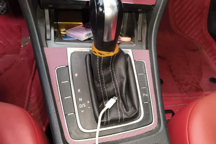 Used Volkswagen Golf 2017 1.6L Automatic Comfort Million-Vehicle Anniversary Edition Gear Lever