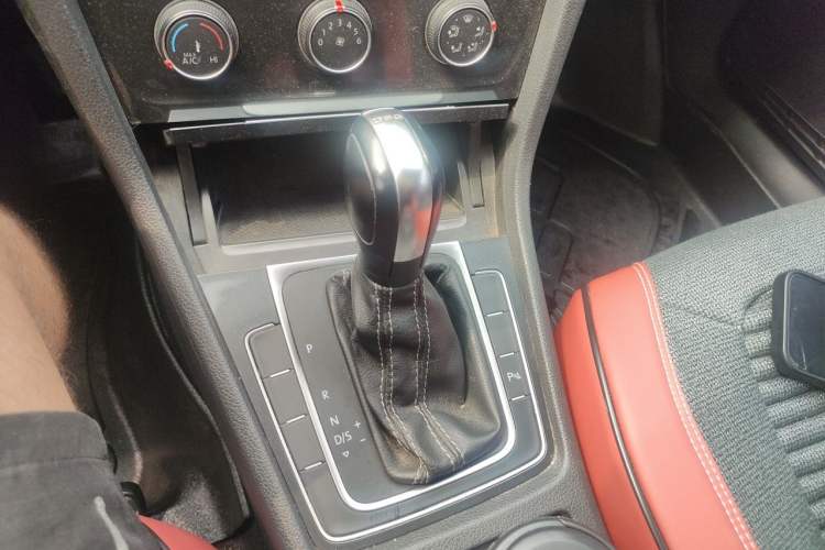 Used Volkswagen Golf 2017 230TSI Automatic Comfort Edition – Celebrating Milestone of One Million Units Gear Lever