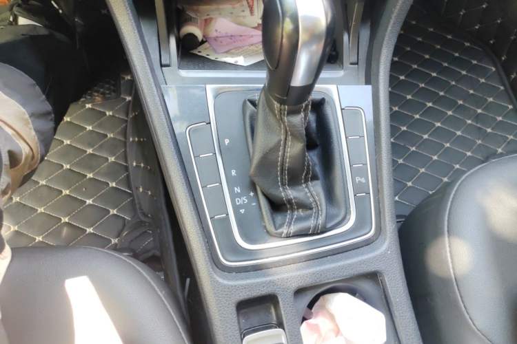 Used Volkswagen Golf 2017 230TSI Automatic Comfort Edition – Celebrating Milestone of One Million Units Gear Lever