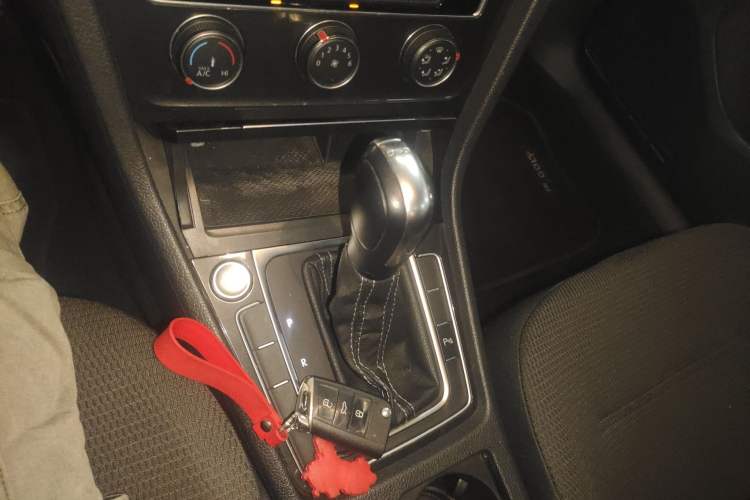 Used Volkswagen Golf 2017 230TSI Automatic Comfort Edition – Celebrating Milestone of One Million Units Gear Lever