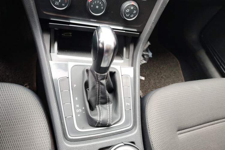 Used Volkswagen Golf 2017 1.6L Automatic Comfort Million-Vehicle Anniversary Edition Gear Lever