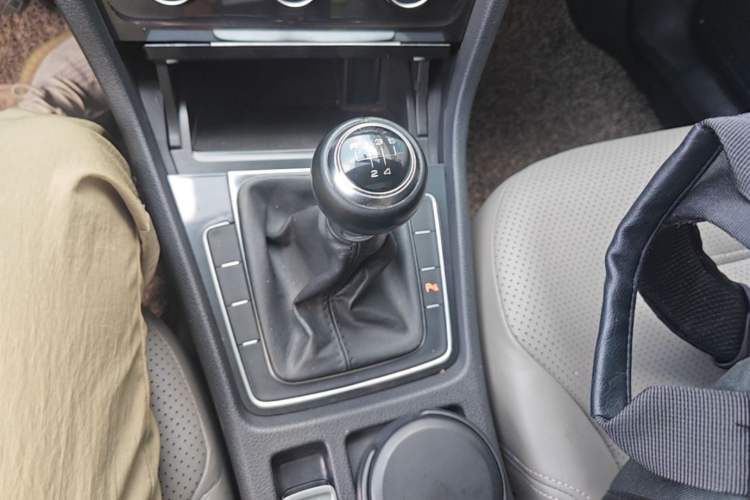 Used Volkswagen Golf 2017 230TSI Manual Comfort Edition – Celebrating Milestone of One Million Units Gear Lever