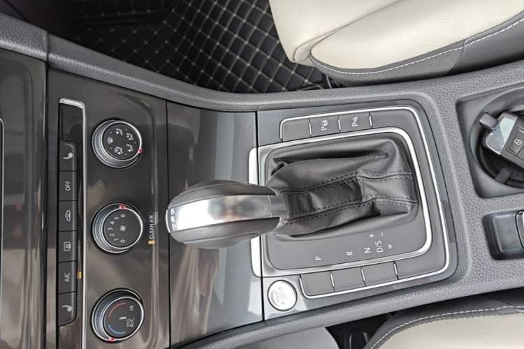 Used Volkswagen Golf 2017 230TSI Automatic Luxury Million-Vehicle Commemorative Edition Gear Lever