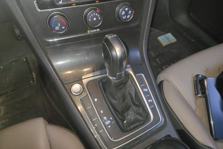 Used Volkswagen Golf 2017 230TSI Automatic Luxury Million-Vehicle Commemorative Edition Gear Lever