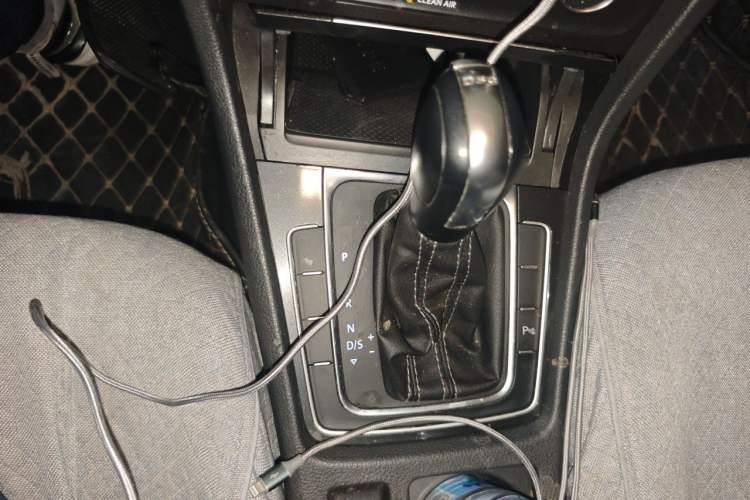 Used Volkswagen Golf 2017 230TSI Automatic Comfort Edition – Celebrating Milestone of One Million Units Gear Lever