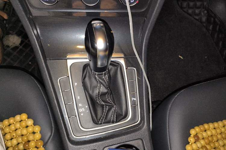 Used Volkswagen Golf 2017 230TSI Automatic Comfort Edition – Celebrating Milestone of One Million Units Gear Lever