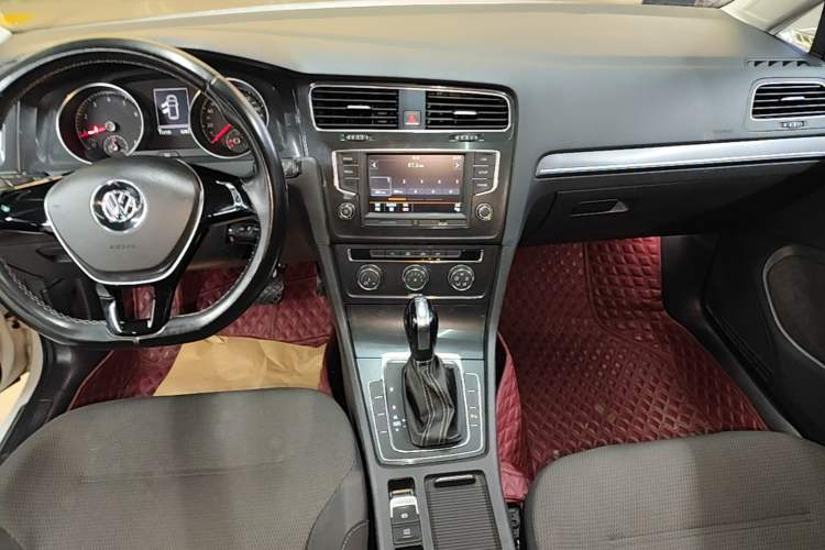 Used Volkswagen Golf 2017 230TSI Automatic Comfort Edition – Celebrating Milestone of One Million Units Gear Lever