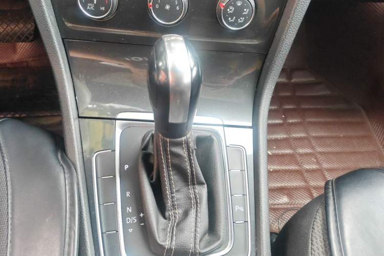 Used Volkswagen Golf 2017 230TSI Automatic Comfort Edition – Celebrating Milestone of One Million Units Gear Lever