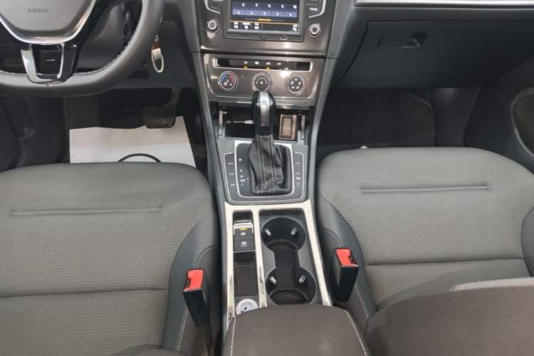 Used Volkswagen Golf 2017 1.6L Automatic Comfort Million-Vehicle Anniversary Edition Gear Lever