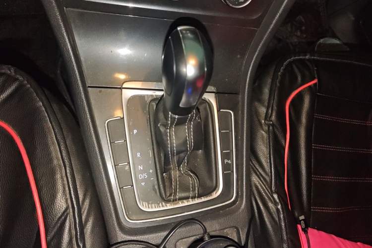 Used Volkswagen Golf 2017 1.6L Automatic Comfort Million-Vehicle Anniversary Edition Gear Lever