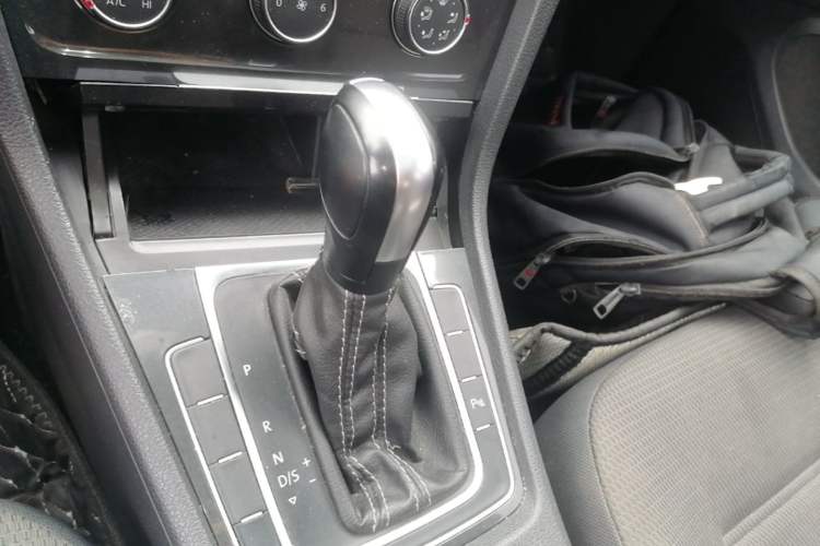Used Volkswagen Golf 2017 1.6L Automatic Comfort Million-Vehicle Anniversary Edition Gear Lever
