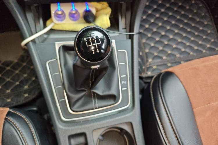 Used Volkswagen Golf 2017 230TSI Manual Comfort Edition – Celebrating Milestone of One Million Units Gear Lever