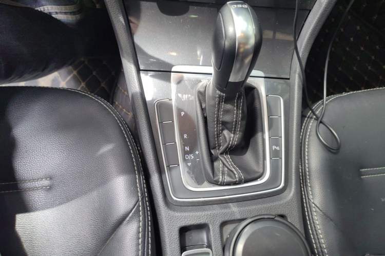 Used Volkswagen Golf 2017 230TSI Automatic Comfort Edition – Celebrating Milestone of One Million Units Gear Lever
