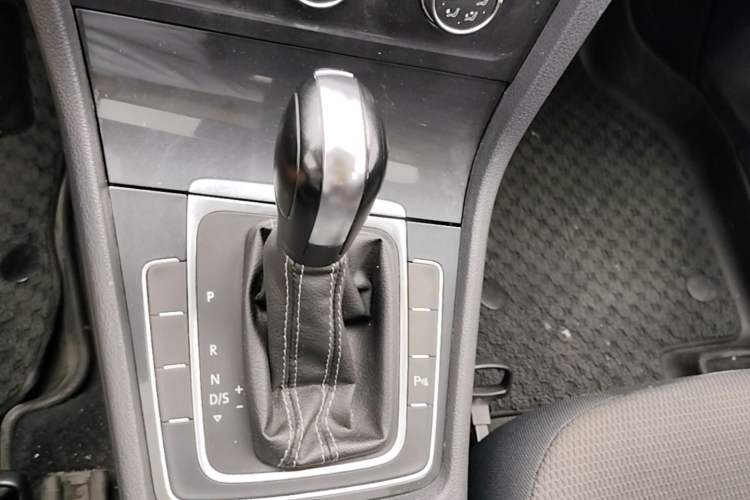 Used Volkswagen Golf 2017 1.6L Automatic Comfort Million-Vehicle Anniversary Edition Gear Lever