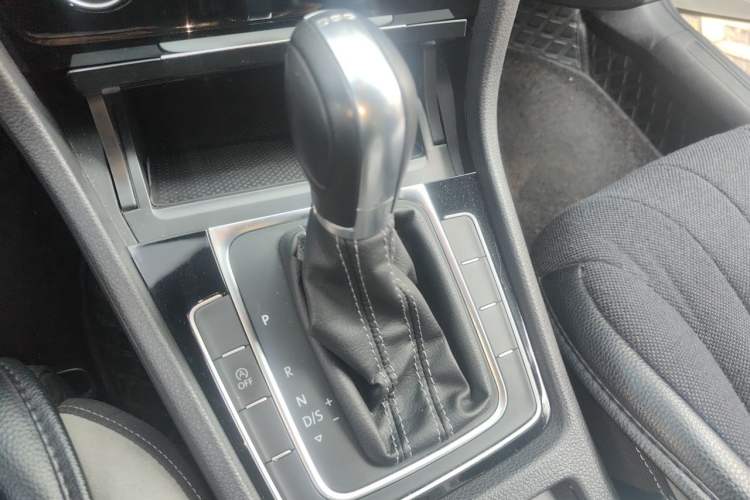 Used Volkswagen Golf 2017 280TSI Automatic R-Line Million-Vehicle Commemorative Edition Gear Lever