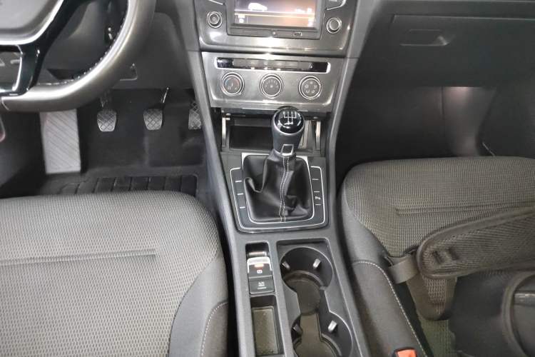 Used Volkswagen Golf 2017 230TSI Manual Comfort Edition – Celebrating Milestone of One Million Units Gear Lever