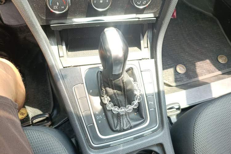 Used Volkswagen Golf 2017 1.6L Automatic Comfort Million-Vehicle Anniversary Edition Gear Lever