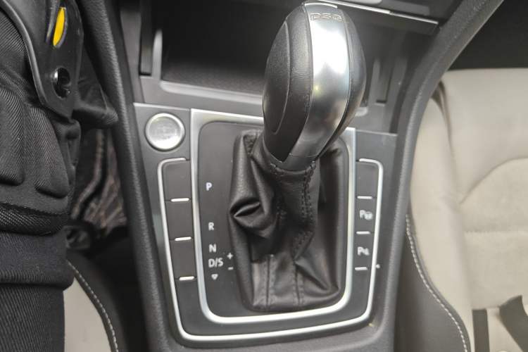 Used Volkswagen Golf 2017 230TSI Automatic Luxury Million-Vehicle Commemorative Edition Gear Lever