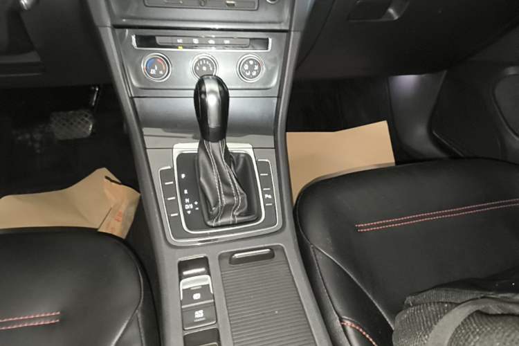 Used Volkswagen Golf 2017 1.6L Automatic Comfort Million-Vehicle Anniversary Edition Gear Lever