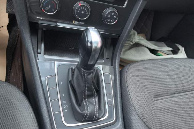 Used Volkswagen Golf 2017 230TSI Automatic Comfort Edition – Celebrating Milestone of One Million Units Gear Lever