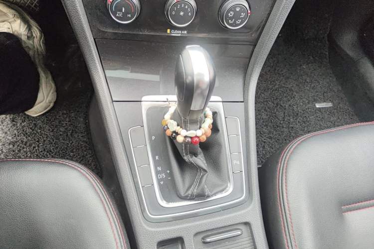 Used Volkswagen Golf 2017 1.6L Automatic Comfort Million-Vehicle Anniversary Edition Gear Lever
