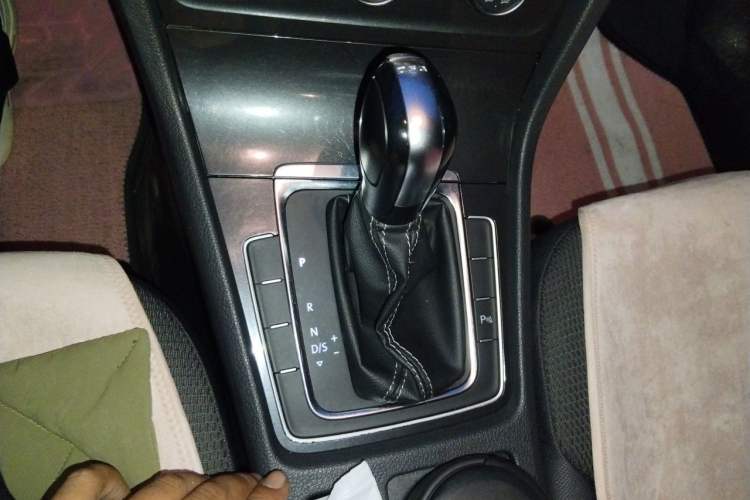 Used Volkswagen Golf 2017 230TSI Automatic Comfort Edition – Celebrating Milestone of One Million Units Gear Lever