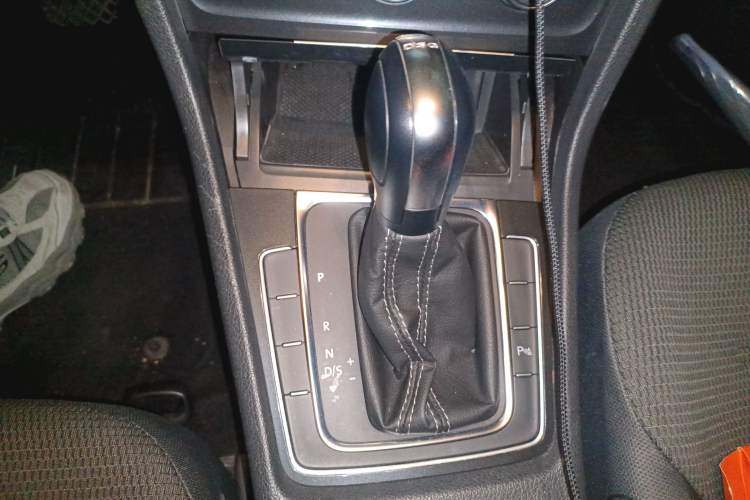 Used Volkswagen Golf 2017 230TSI Automatic Comfort Edition – Celebrating Milestone of One Million Units Gear Lever