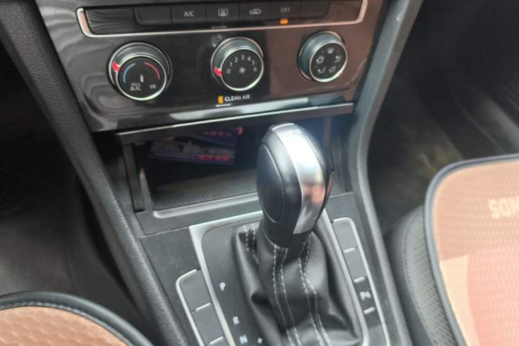 Used Volkswagen Golf 2017 230TSI Automatic Comfort Edition – Celebrating Milestone of One Million Units Gear Lever