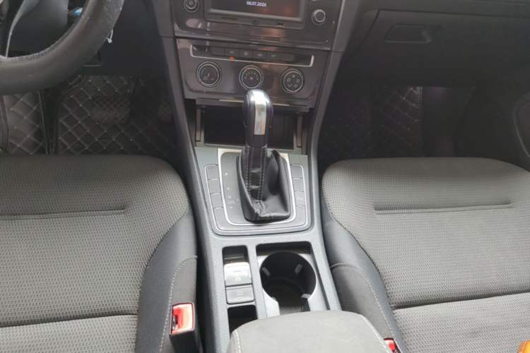 Used Volkswagen Golf 2017 1.6L Automatic Comfort Million-Vehicle Anniversary Edition Gear Lever