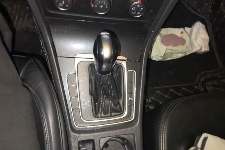 Used Volkswagen Golf 2017 1.6L Automatic Comfort Million-Vehicle Anniversary Edition Gear Lever
