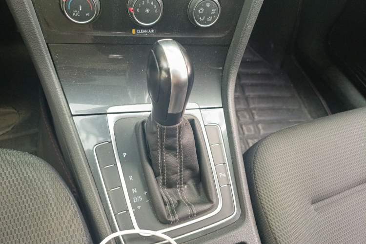 Used Volkswagen Golf 2017 1.6L Automatic Comfort Million-Vehicle Anniversary Edition Gear Lever