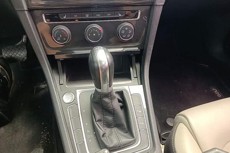 Used Volkswagen Golf 2017 230TSI Automatic Luxury Million-Vehicle Commemorative Edition Gear Lever