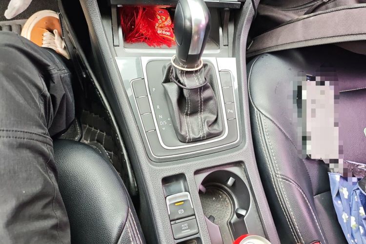 Used Volkswagen Golf 2017 230TSI Automatic Comfort Edition – Celebrating Milestone of One Million Units Gear Lever