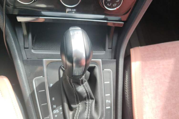 Used Volkswagen Golf 2017 230TSI Automatic Comfort Edition – Celebrating Milestone of One Million Units Gear Lever