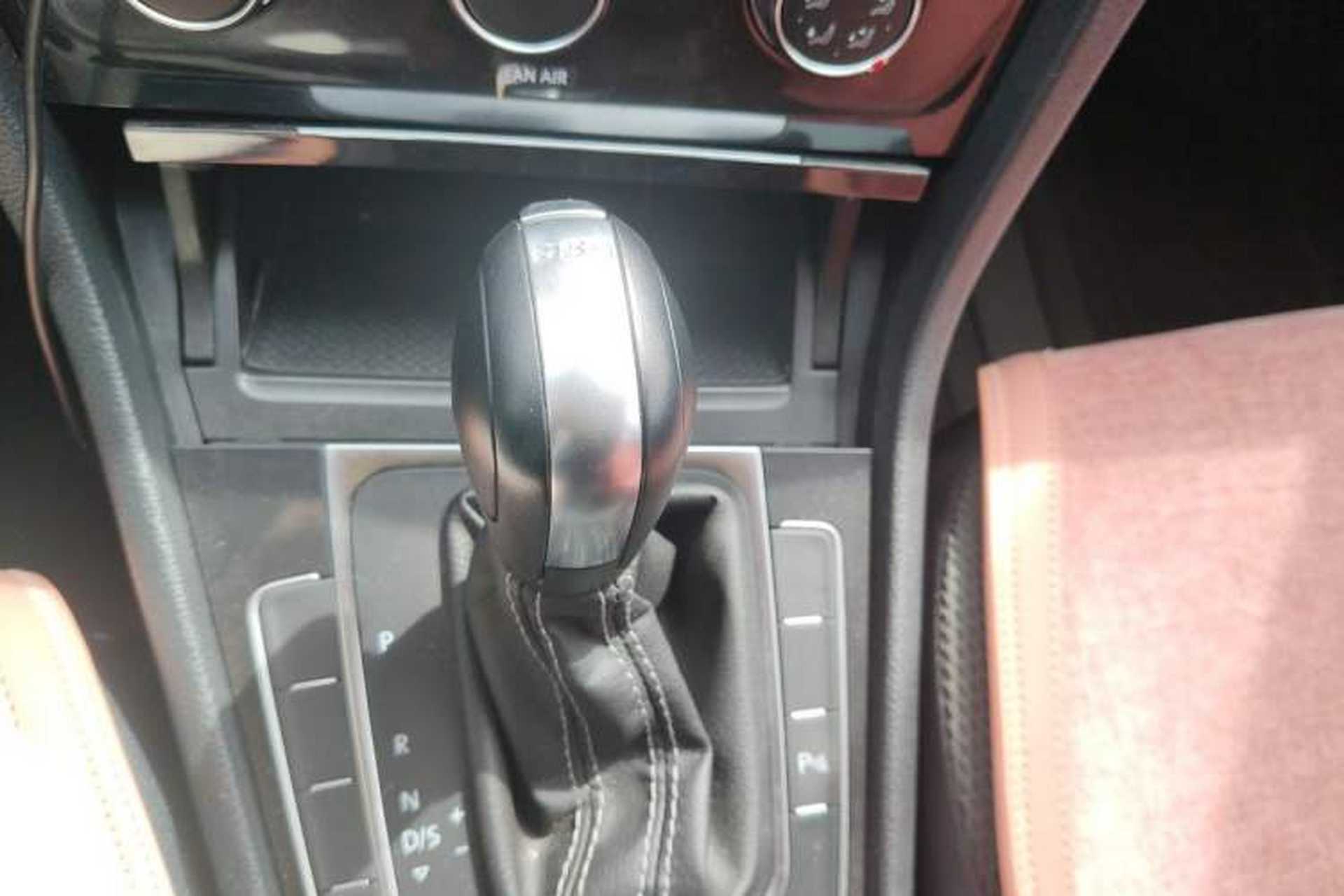 Used Volkswagen Golf 2017 230TSI Automatic Comfort Edition – Celebrating Milestone of One Million Units Gear Lever