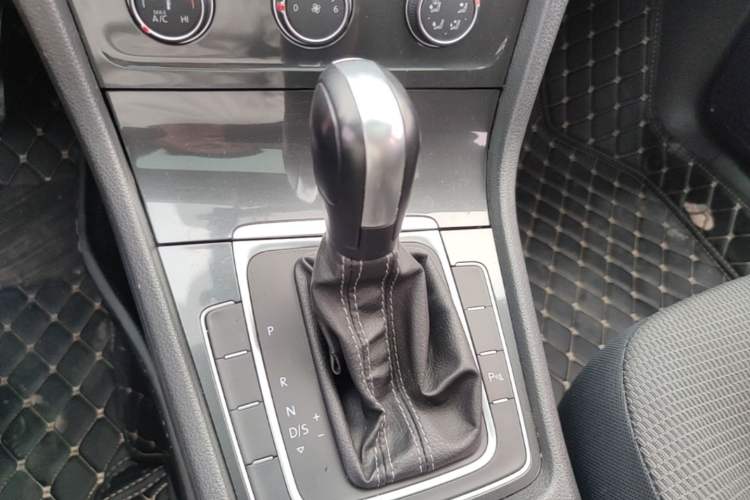 Used Volkswagen Golf 2017 1.6L Automatic Comfort Million-Vehicle Anniversary Edition Gear Lever