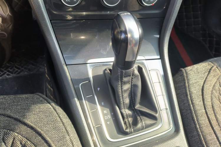 Used Volkswagen Golf 2017 230TSI Automatic Comfort Edition – Celebrating Milestone of One Million Units Gear Lever