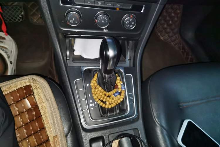 Used Volkswagen Golf 2017 1.6L Automatic Comfort Million-Vehicle Anniversary Edition Gear Lever