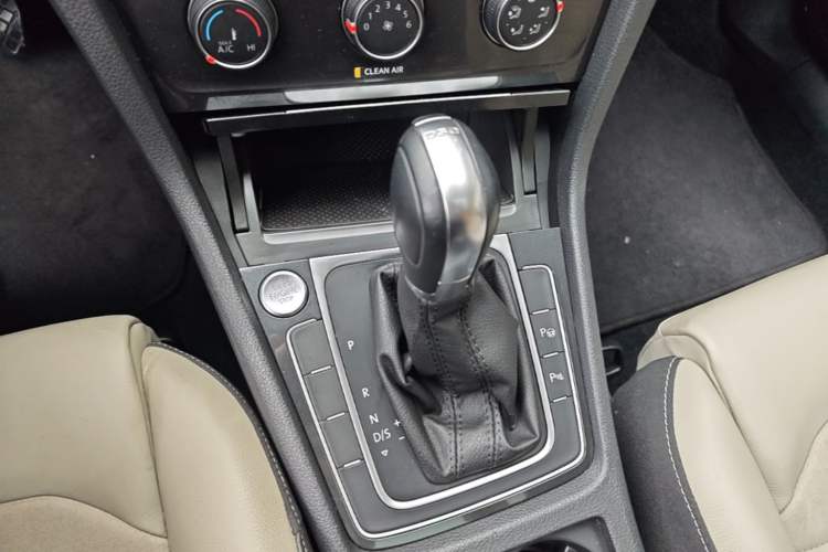 Used Volkswagen Golf 2017 230TSI Automatic Luxury Million-Vehicle Commemorative Edition Gear Lever