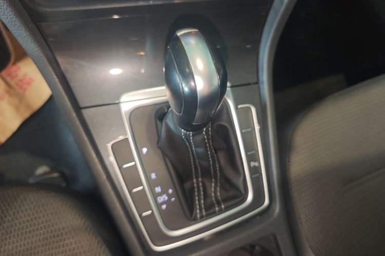 Used Volkswagen Golf 2017 1.6L Automatic Comfort Million-Vehicle Anniversary Edition Gear Lever