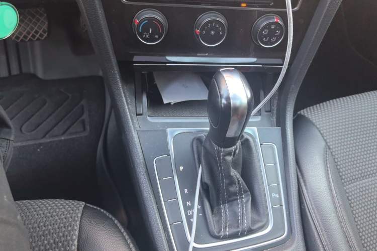 Used Volkswagen Golf 2017 1.6L Automatic Comfort Million-Vehicle Anniversary Edition Gear Lever