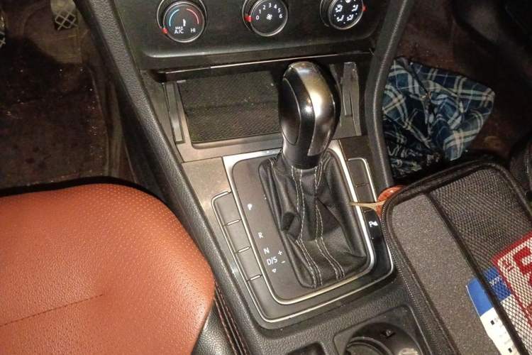 Used Volkswagen Golf 2017 1.6L Automatic Comfort Million-Vehicle Anniversary Edition Gear Lever