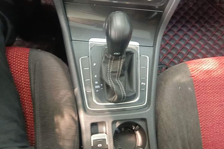 Used Volkswagen Golf 2017 230TSI Automatic Comfort Edition – Celebrating Milestone of One Million Units Gear Lever