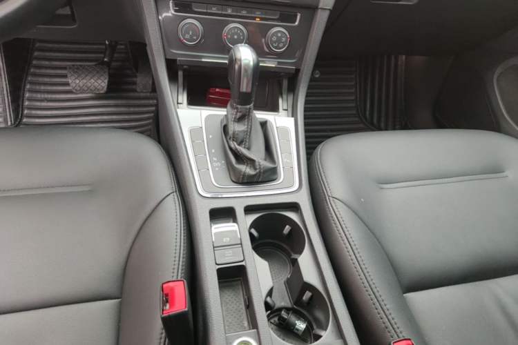 Used Volkswagen Golf 2017 230TSI Automatic Comfort Edition – Celebrating Milestone of One Million Units Gear Lever