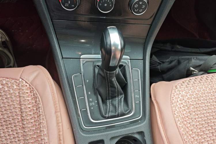 Used Volkswagen Golf 2017 1.6L Automatic Comfort Million-Vehicle Anniversary Edition Gear Lever