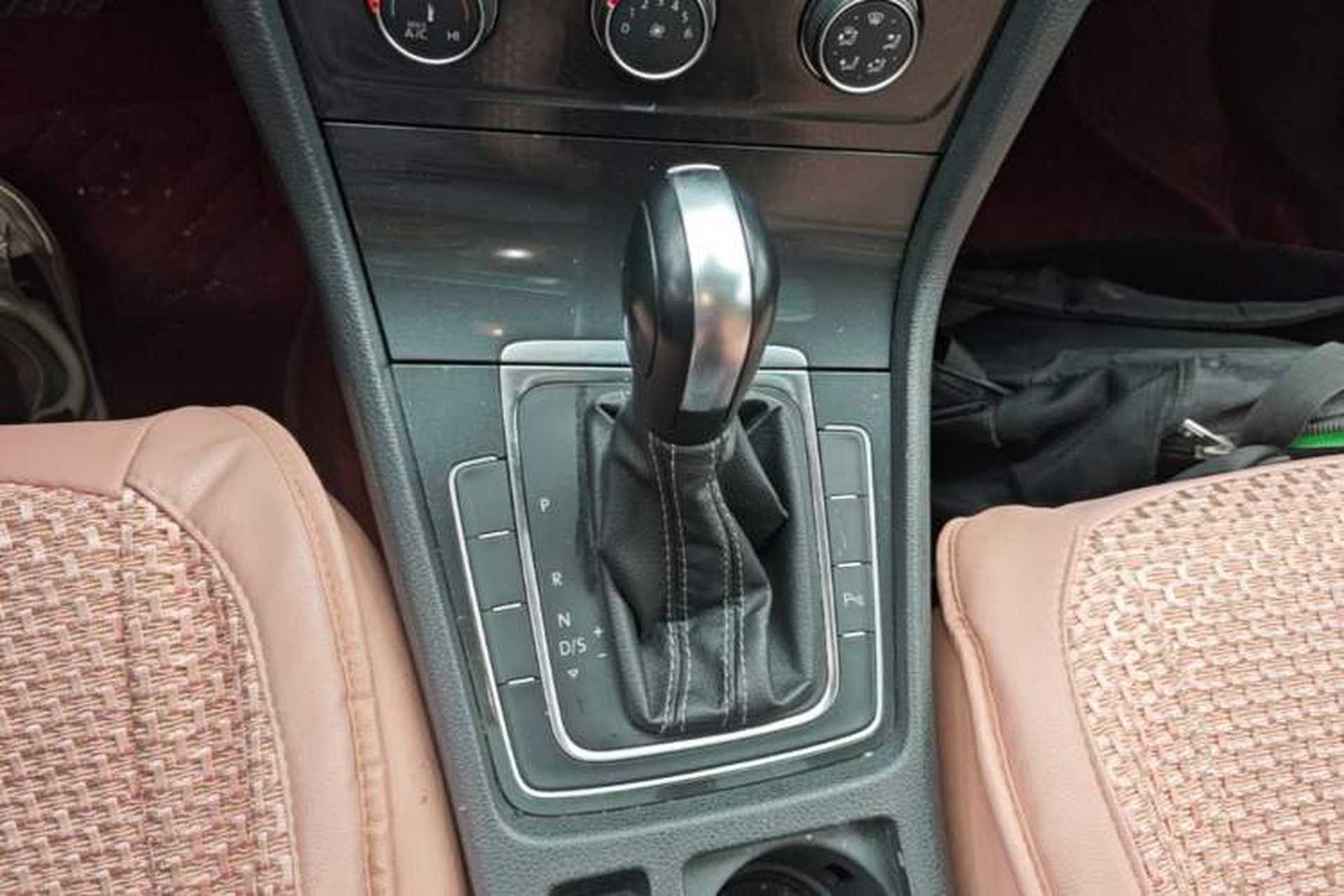 Used Volkswagen Golf 2017 1.6L Automatic Comfort Million-Vehicle Anniversary Edition Gear Lever