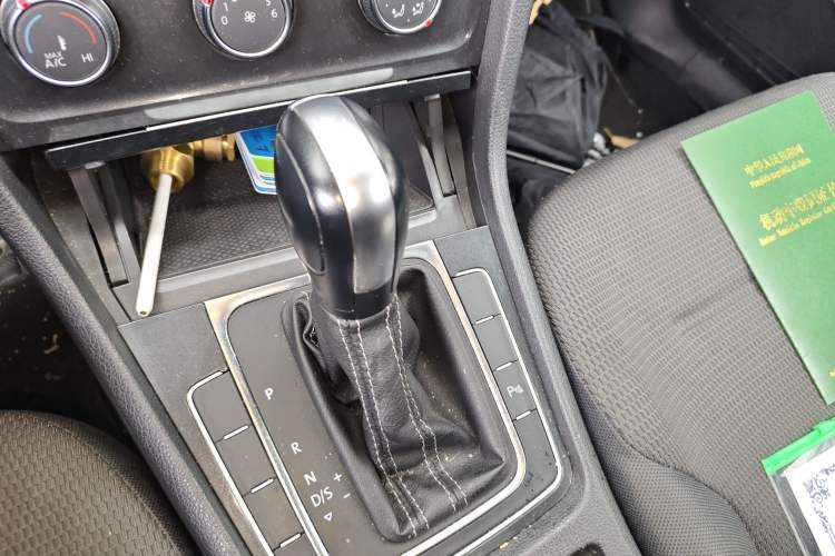 Used Volkswagen Golf 2017 1.6L Automatic Comfort Million-Vehicle Anniversary Edition Gear Lever