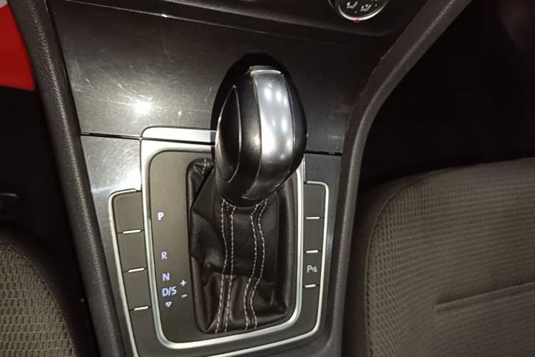 Used Volkswagen Golf 2017 1.6L Automatic Comfort Million-Vehicle Anniversary Edition Gear Lever