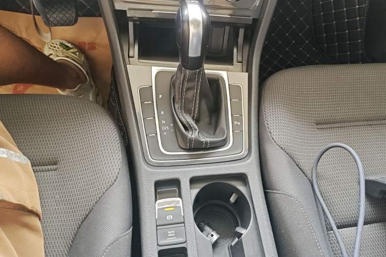 Used Volkswagen Golf 2017 230TSI Automatic Comfort Edition – Celebrating Milestone of One Million Units Gear Lever