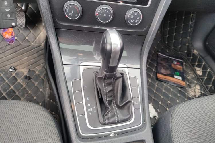 Used Volkswagen Golf 2017 1.6L Automatic Comfort Million-Vehicle Anniversary Edition Gear Lever
